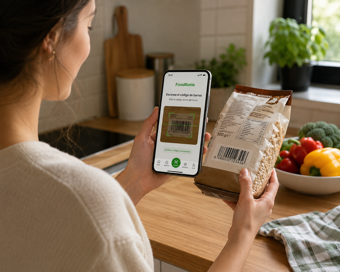 Persona escaneando el código de barras de un alimento con FoodRatio